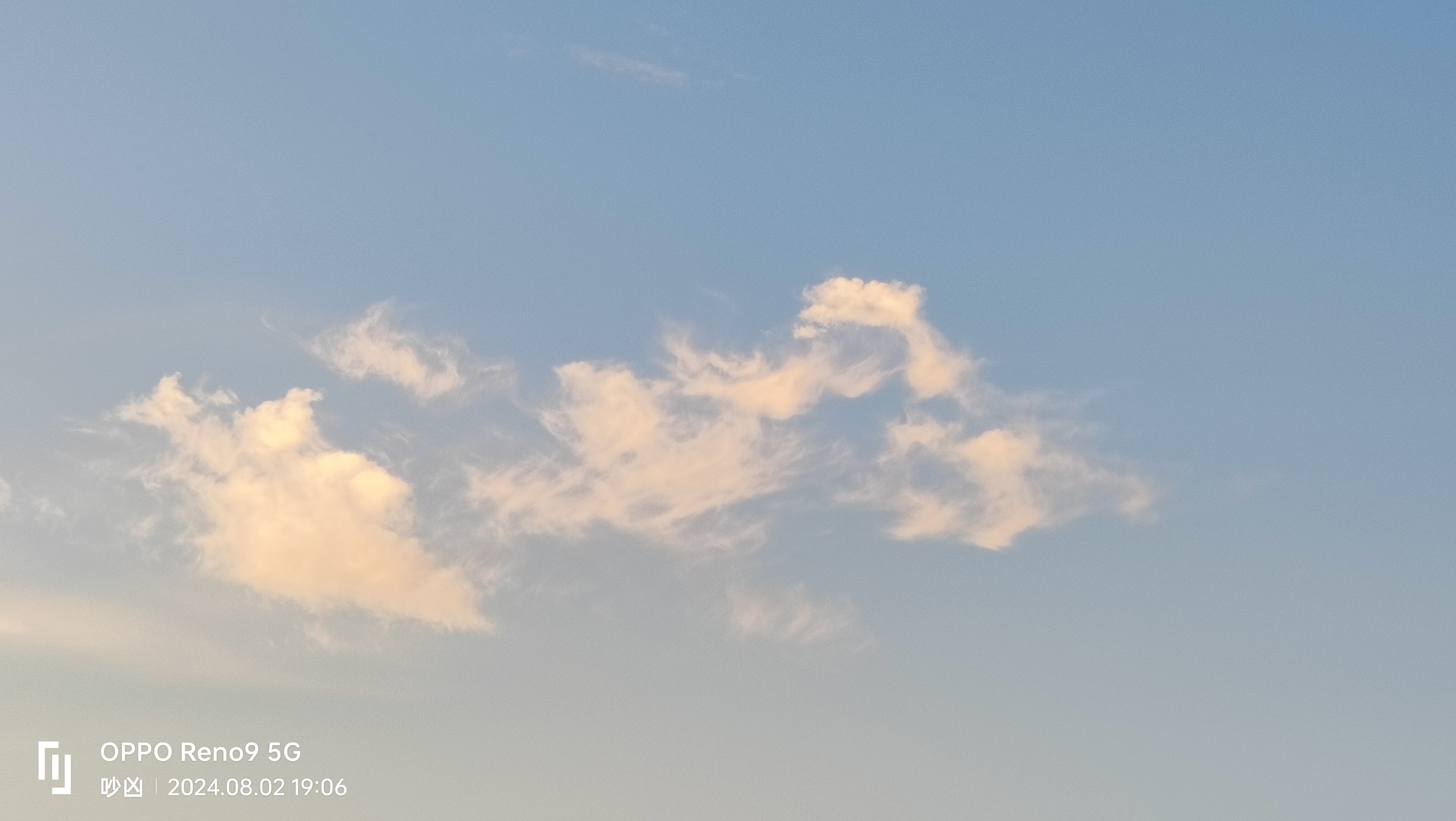 天空飘过一朵云,随手拍拍发朋友圈.