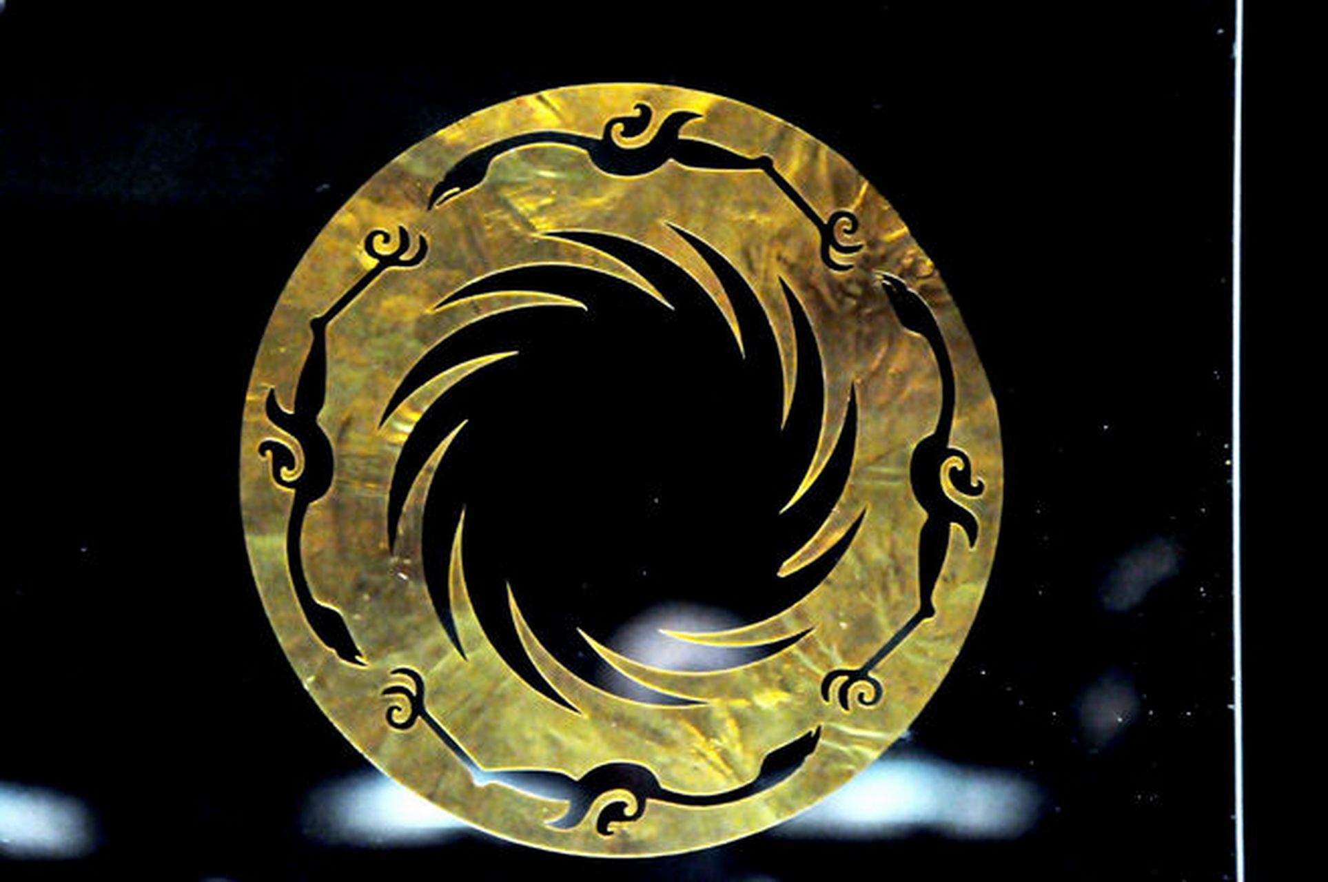 文物 太阳神鸟金饰是2001年出土于四川成都金沙遗址的一张金箔,噬烫