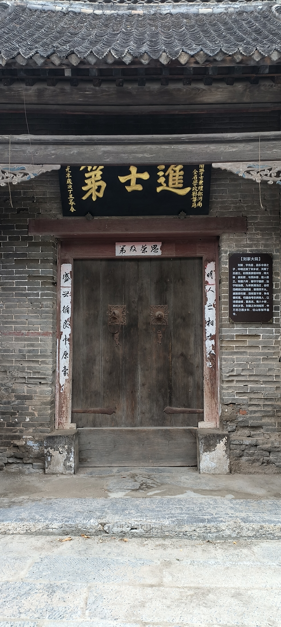 推开门,仿佛走进了另一个世界,脚下是软绵绵的青青