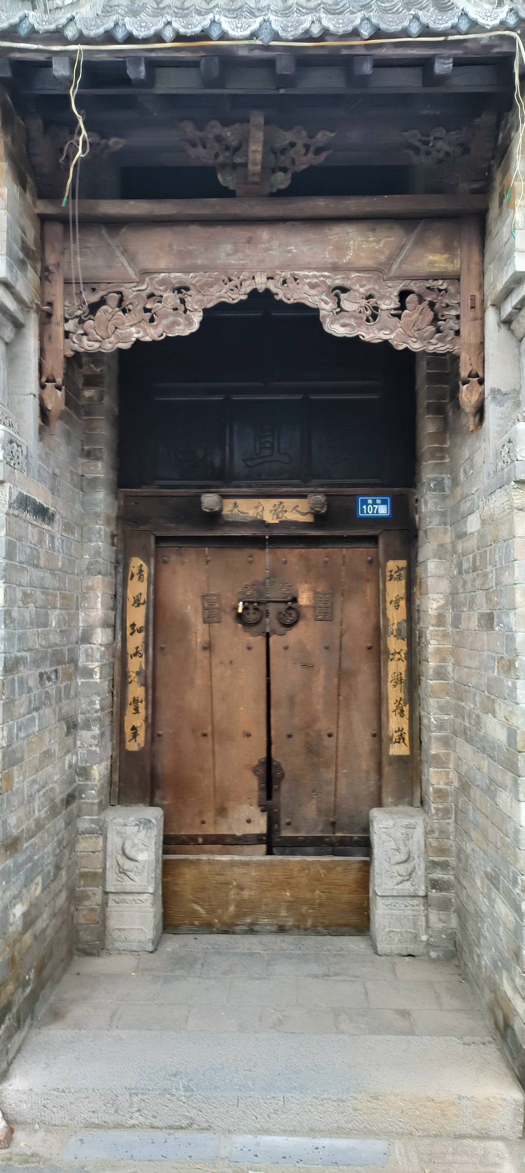 推开门,仿佛走进了另一个世界,脚下是软绵绵的青青草地,周围环绕着