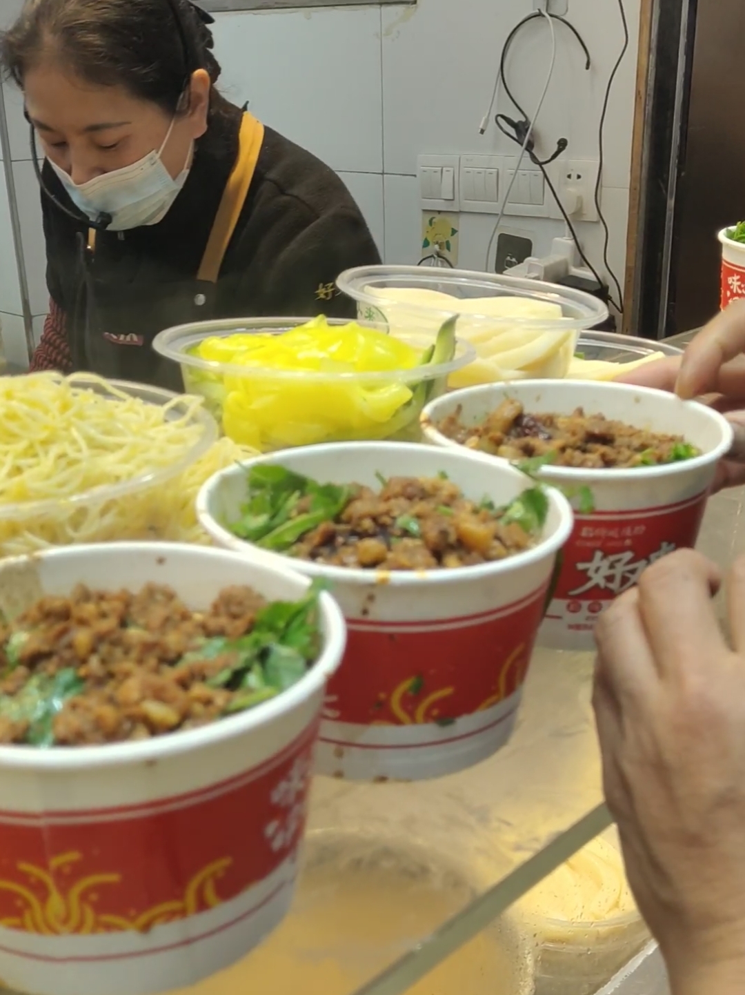 跨年创作挑战赛#重庆解放碑八一路好吃街的好又来酸辣粉可谓是这条