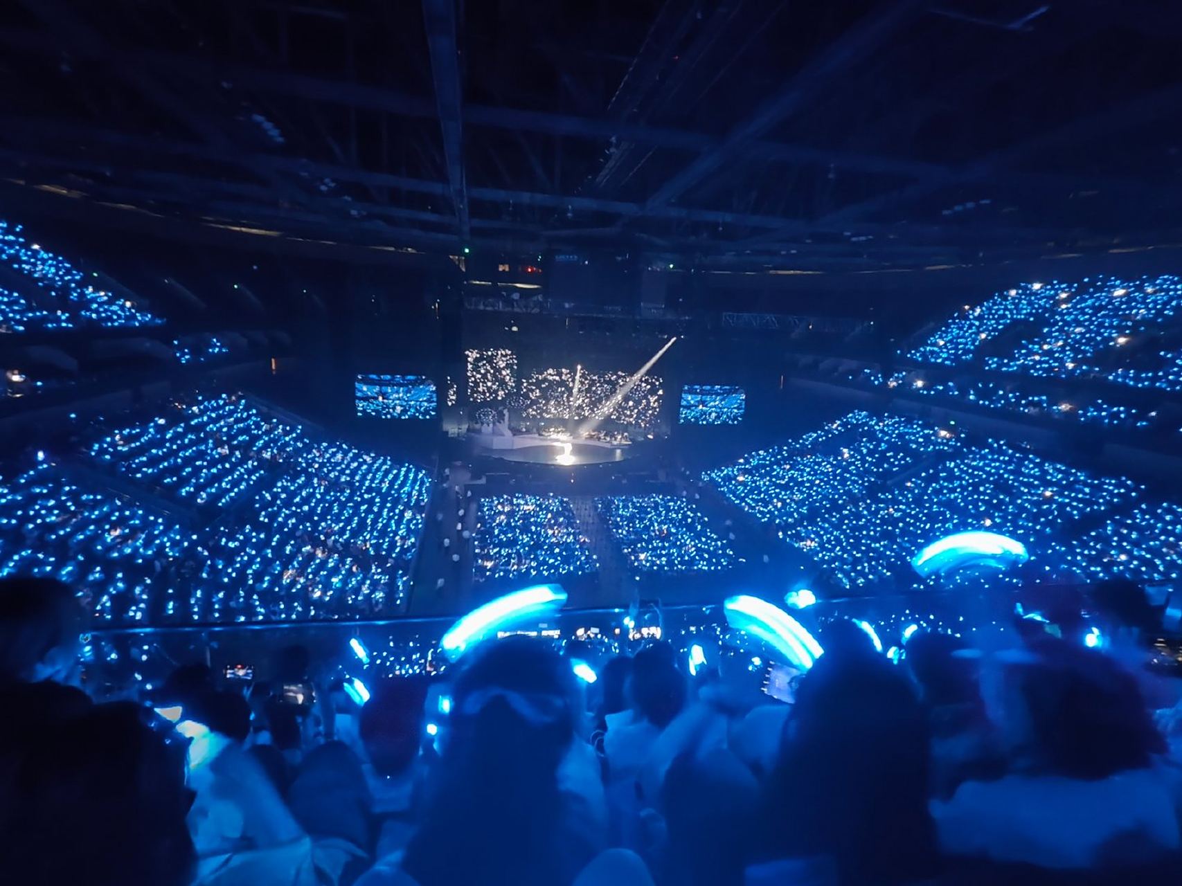 周深##演唱会# 来看看不同角度的蓝海~979797