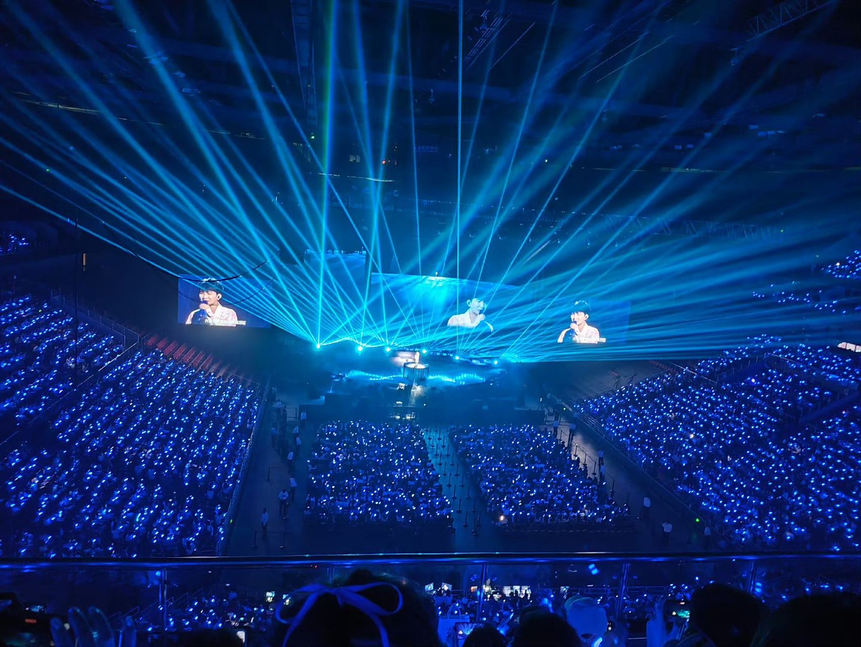 周深##演唱会# 来看看不同角度的蓝海~979797