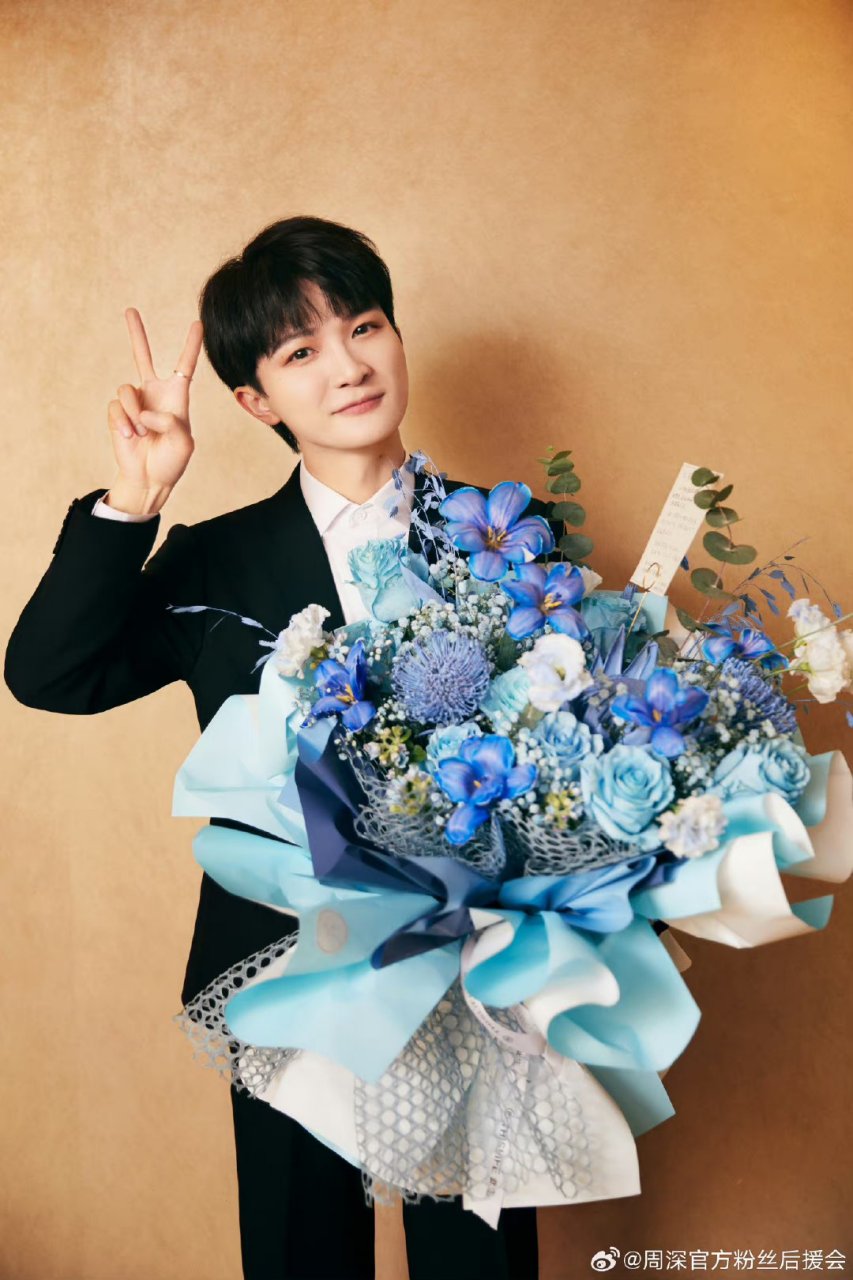 #周深# 全世界最好看的颜色绝对是蓝色![三哈](小深应援色啦~ 当然全