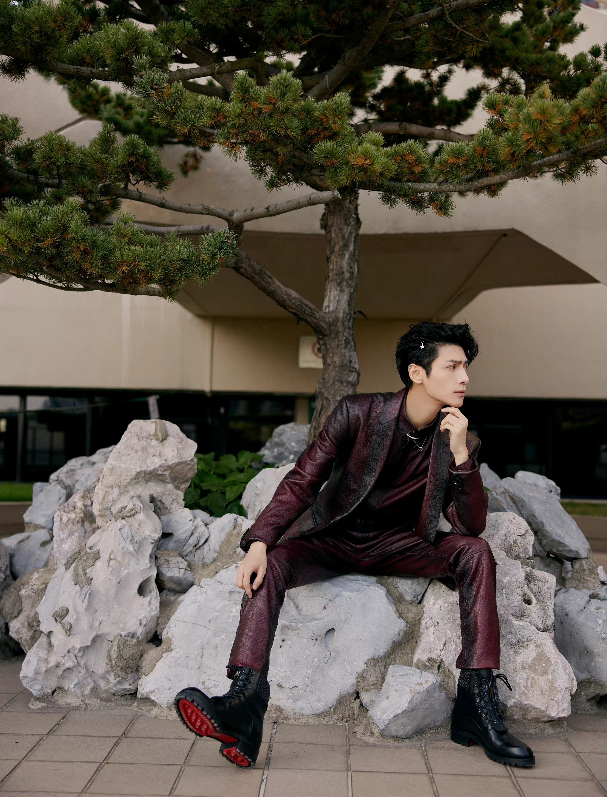 明星穿搭# #罗云熙#  身着复古摩登的暗红色皮衣, 与你共赴一场晚秋