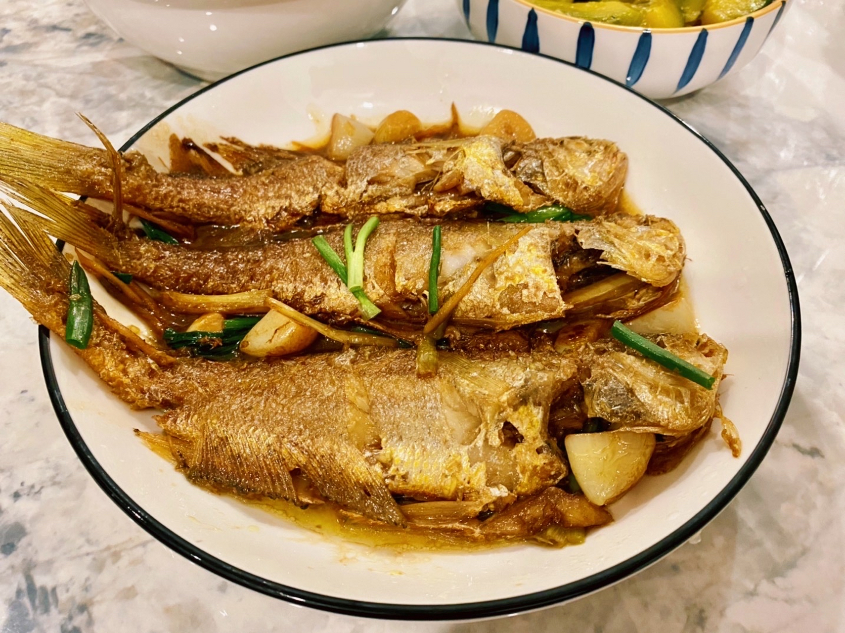 今天的二人晚餐 红烧小黄鱼,小南瓜,小香肠花菜芋饺汤.