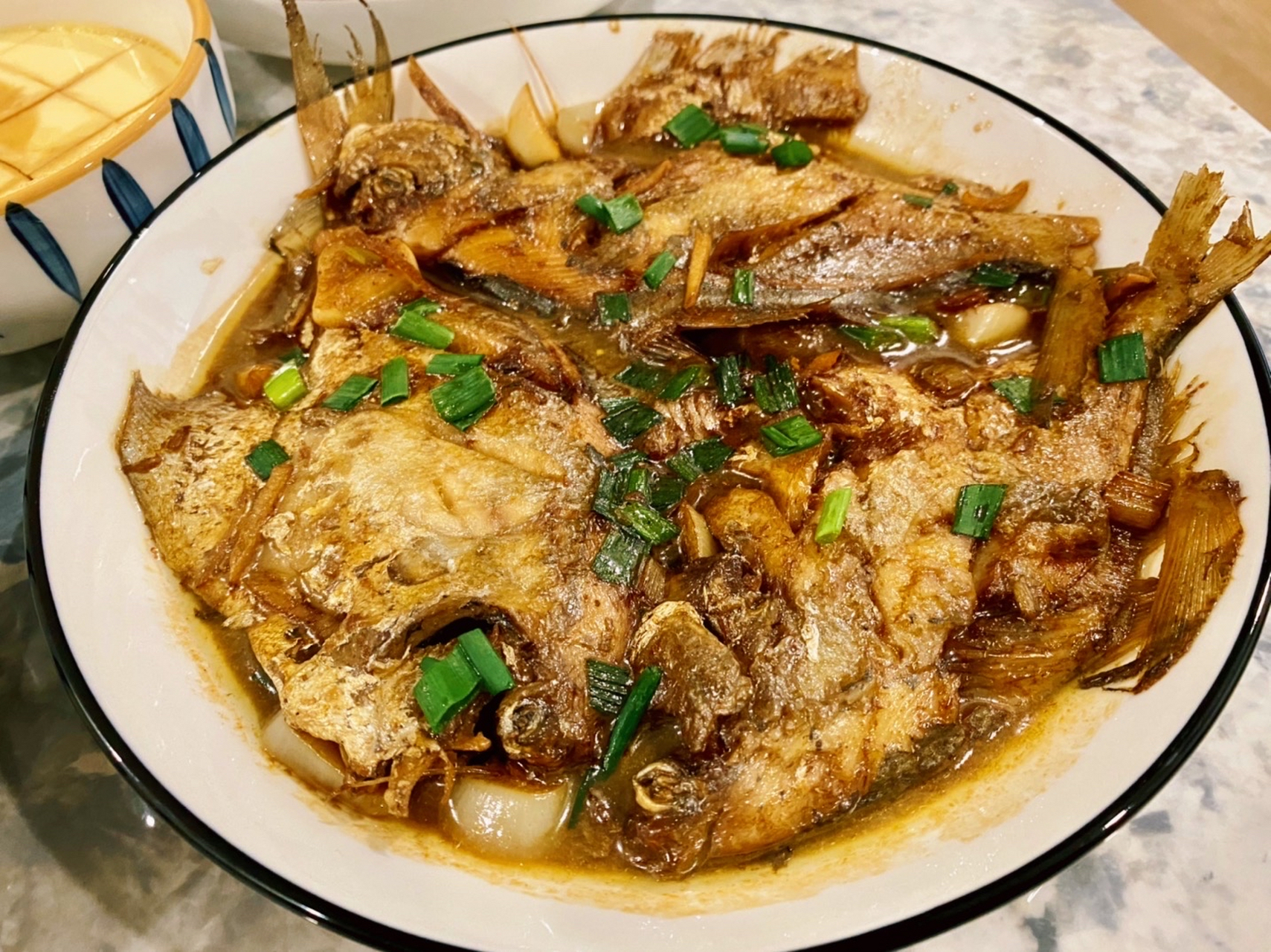 今天的二人晚餐: 红烧鲳鱼,非常不错,吃光光,最后一点汤汁拌饭,米饭都