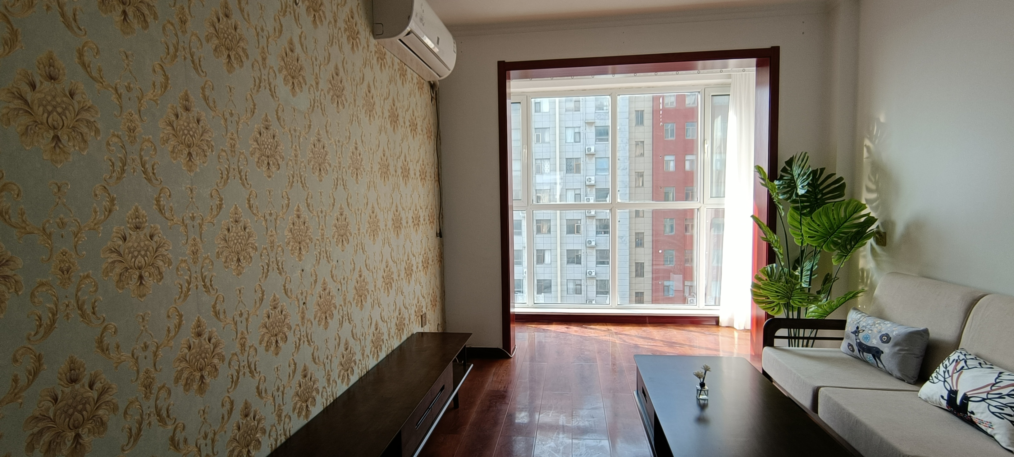 🚢 远方的船只缓缓航行,在波光粼粼的海面上留下