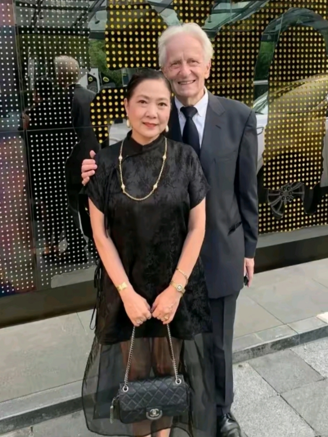 沈丹萍携老外老公亮相,气质优雅笑容甜,夫妻俩手牵手超恩爱!