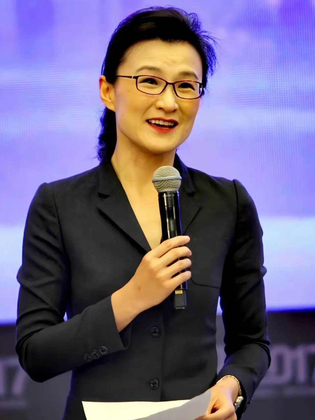但是,女主持人董倩问的就是恰到好处,也都是人们比较关心