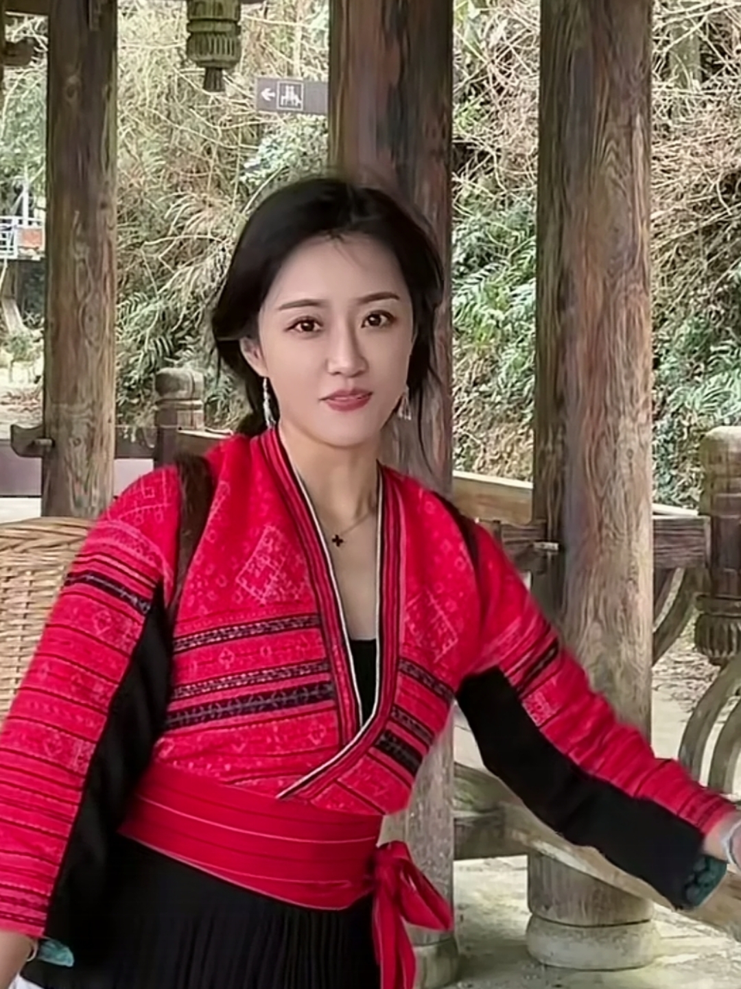 在轻柔的旋律中,美女三妮用她婉转悠扬的歌声,轻轻诉说着母女的深情