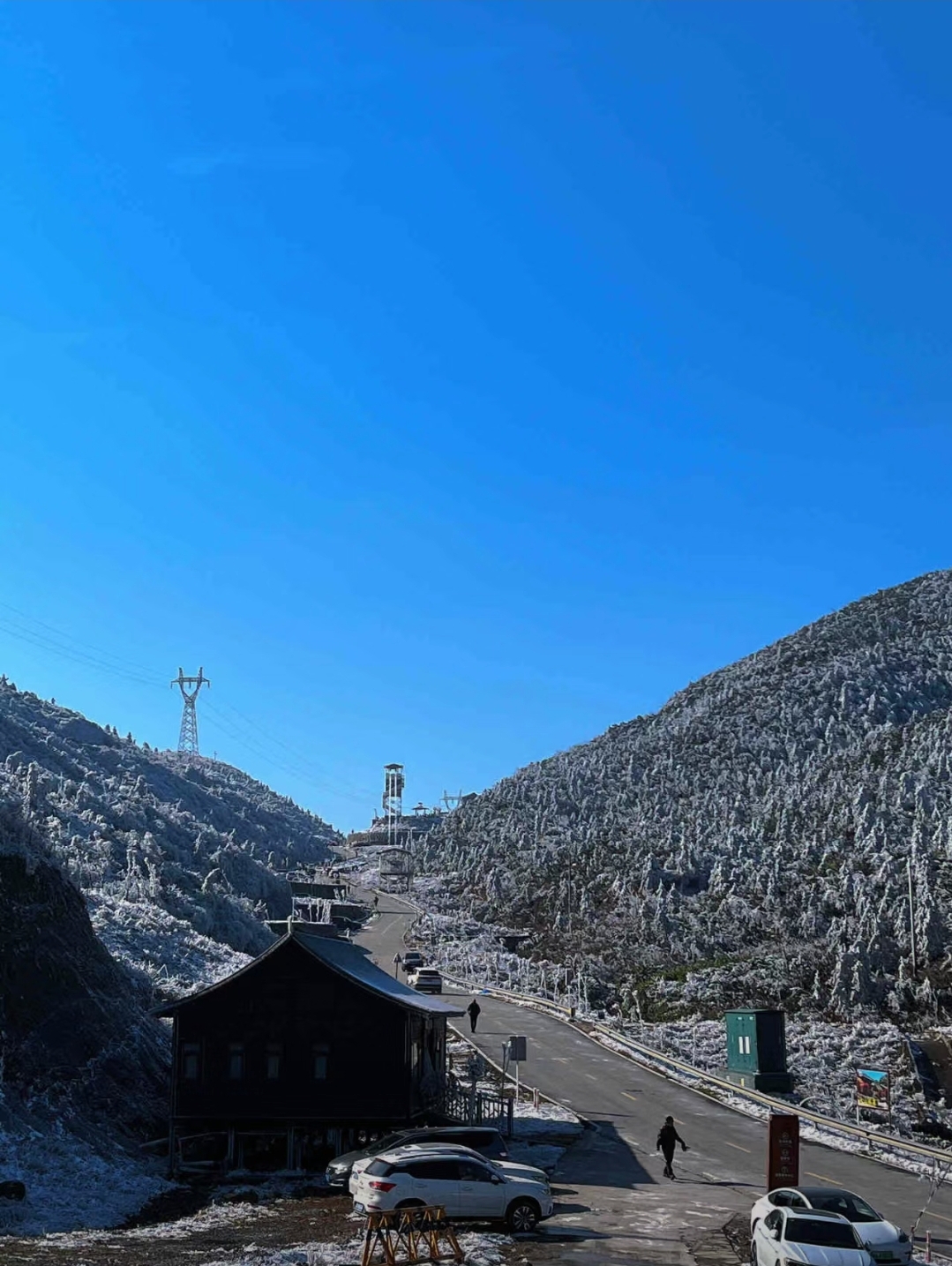 1月24日连州云冰山景色好美呀,下着毛毛雪,爬 上山后头发都冻结冰了