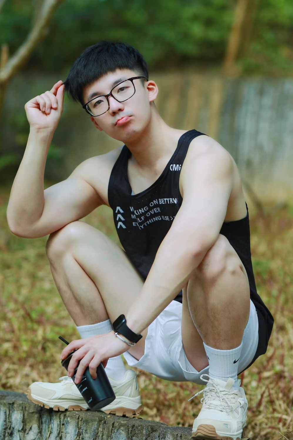 阳光下的小哥哥,穿着随性却难掩帅气.