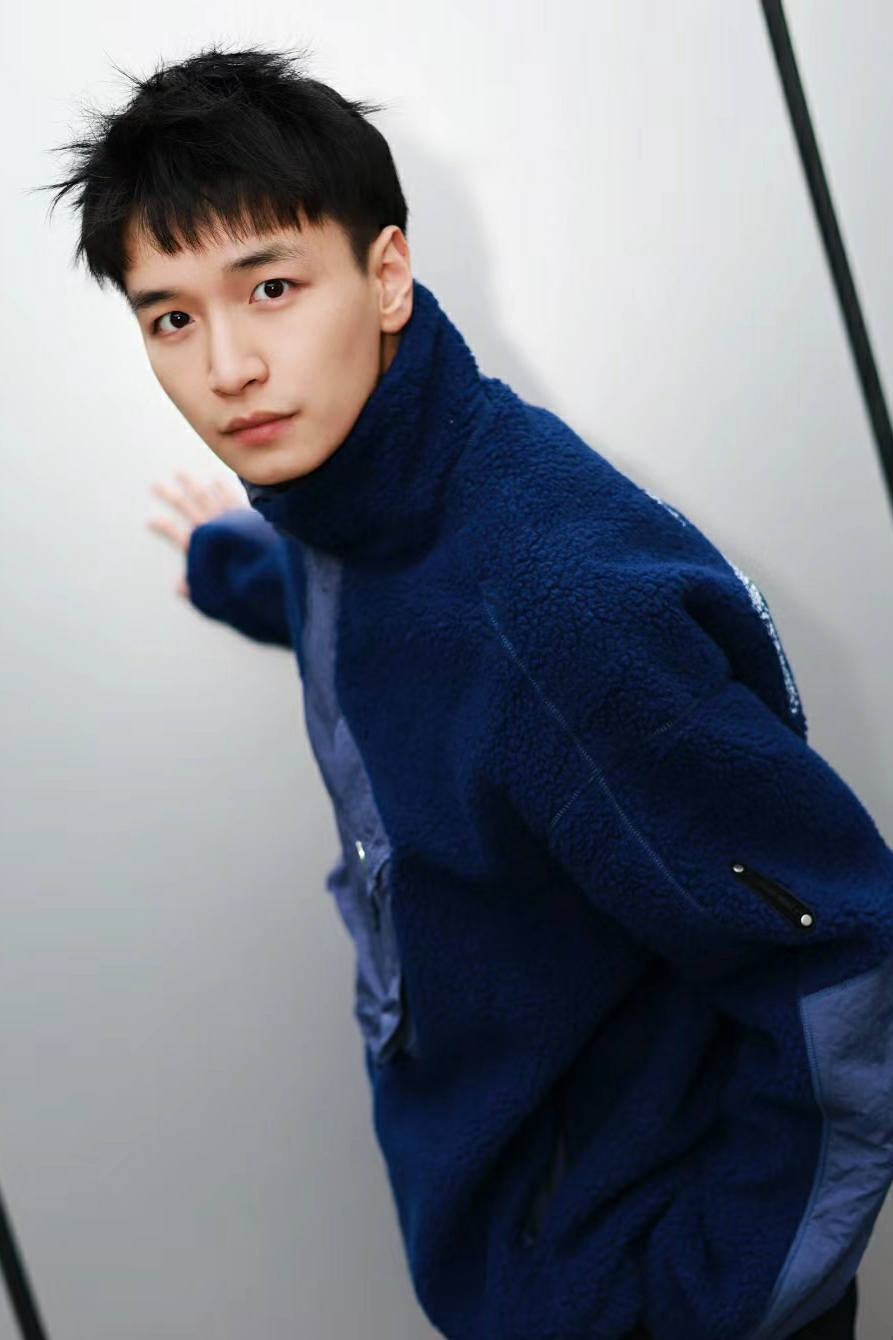 这就是独有的魅力.#型男帅哥# #帅哥# #时尚穿搭