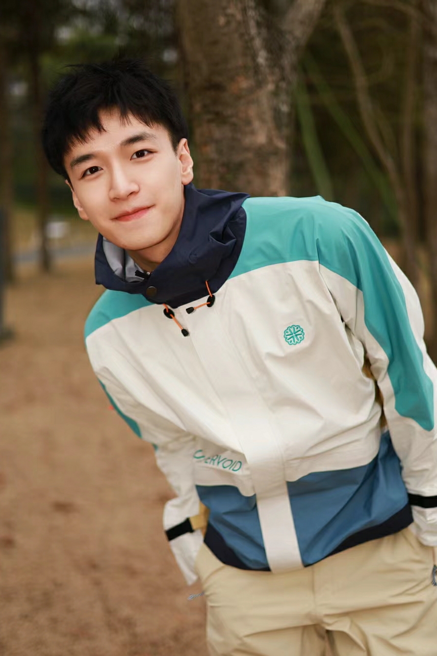 阳光透过叶隙,斑驳其身,宛.@帅哥放肆的年华的动态