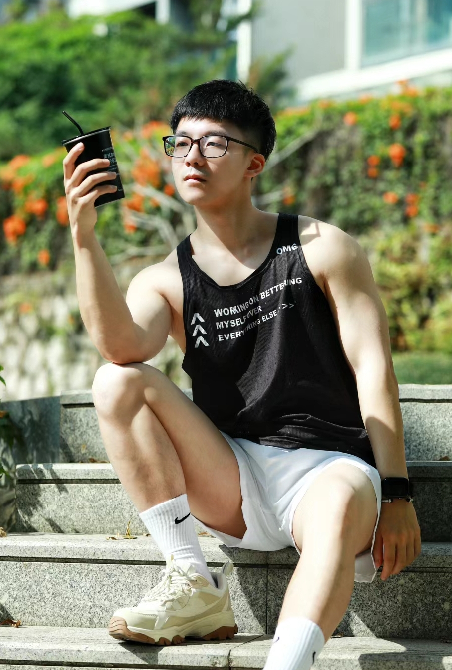 阳光下的小哥哥,穿着随性却难掩帅气.