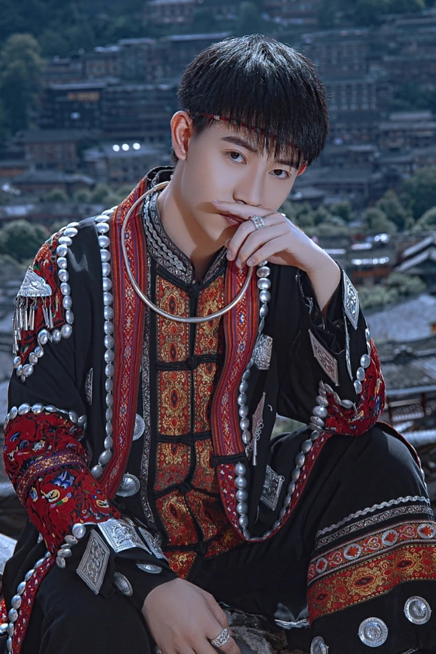 穿着苗族服饰的小伙子,那个是你的菜?#帅哥# #初溯之见# #型男帅哥