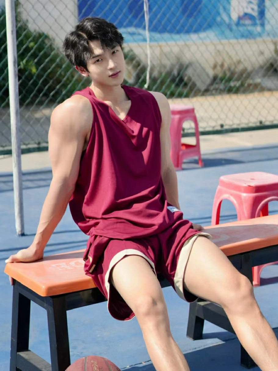 享受运动的快乐,迎接美好的每一天!#帅哥# #肌肉型男# #体育生
