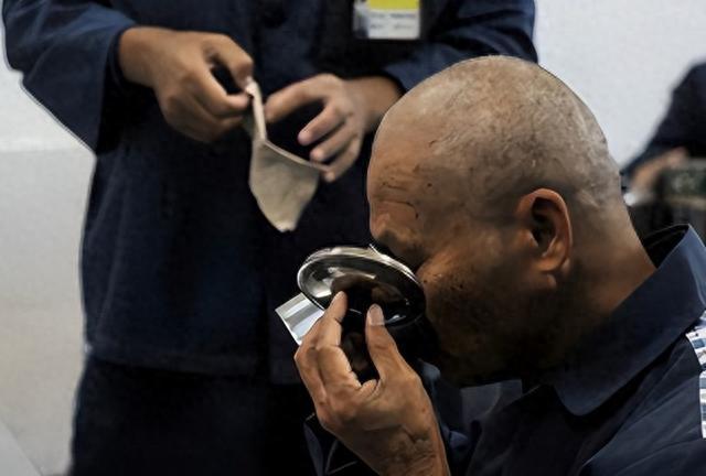 着身体的老人,可是,2010年刑满释放时,他却说:我不想出狱这个人叫欧树