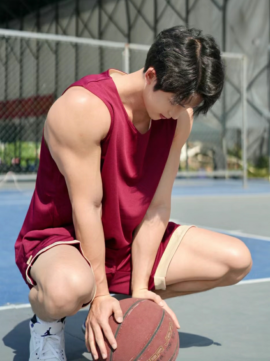 享受运动的快乐,迎接美好的每一天!#帅哥# #肌肉型男# #体育生