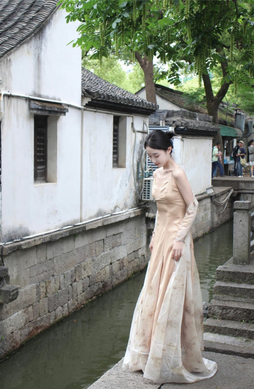 小桥流水人家,下一句什么?#古典美女