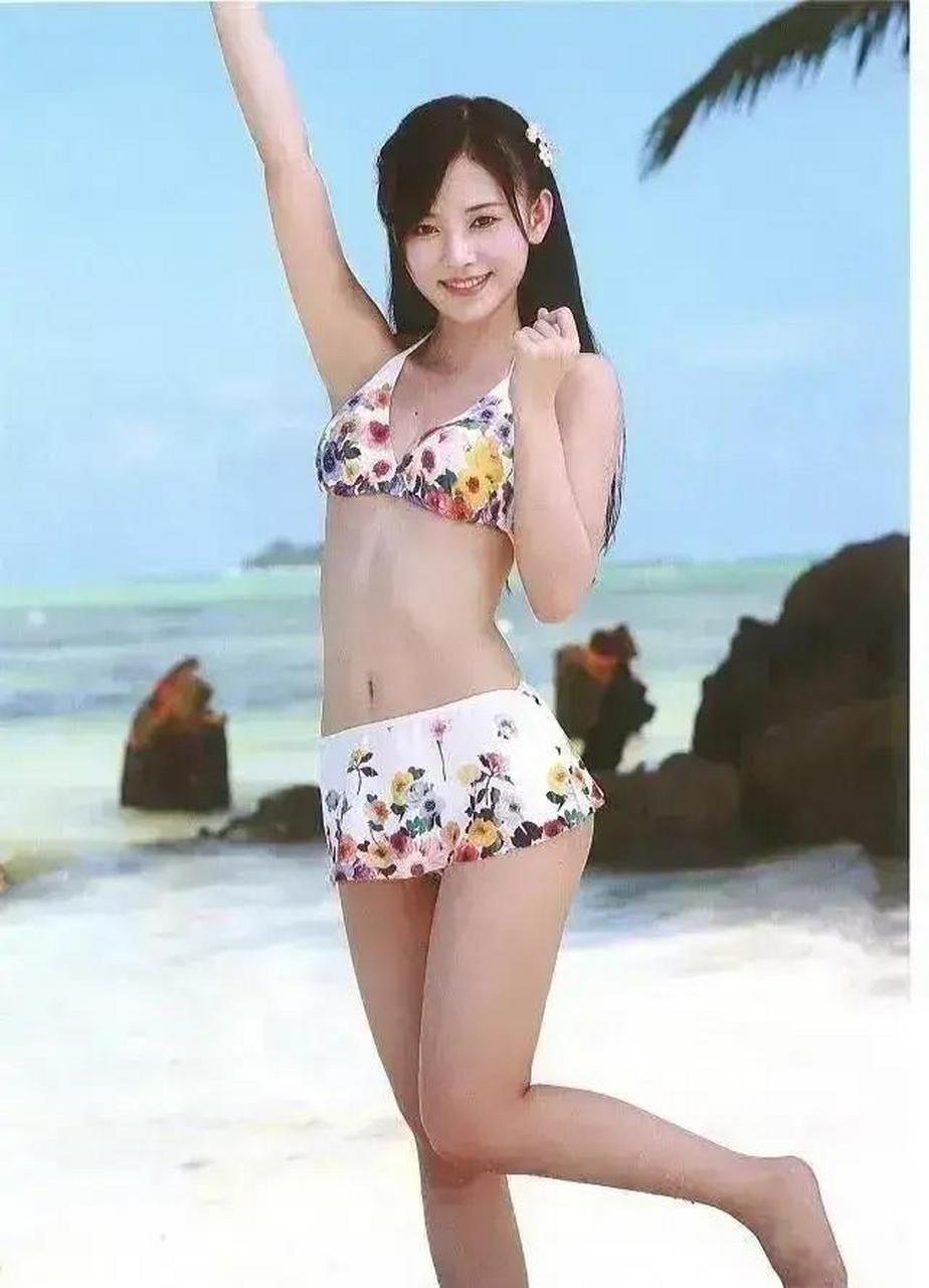 鞠婧祎早期泳衣图片