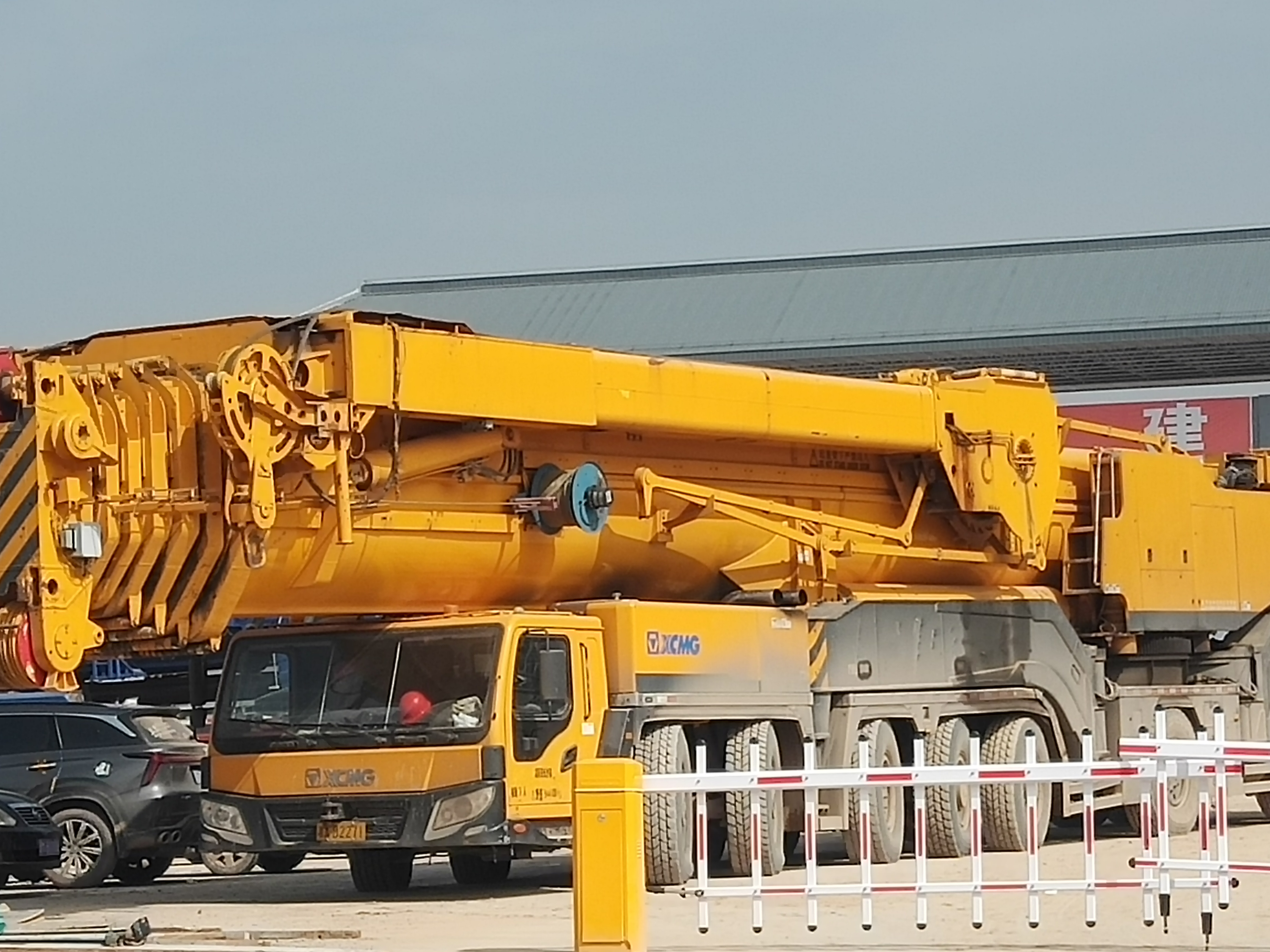 650吨的徐工汽车吊等待作业,2000年时电厂建设工地大吨位汽车吊,履带