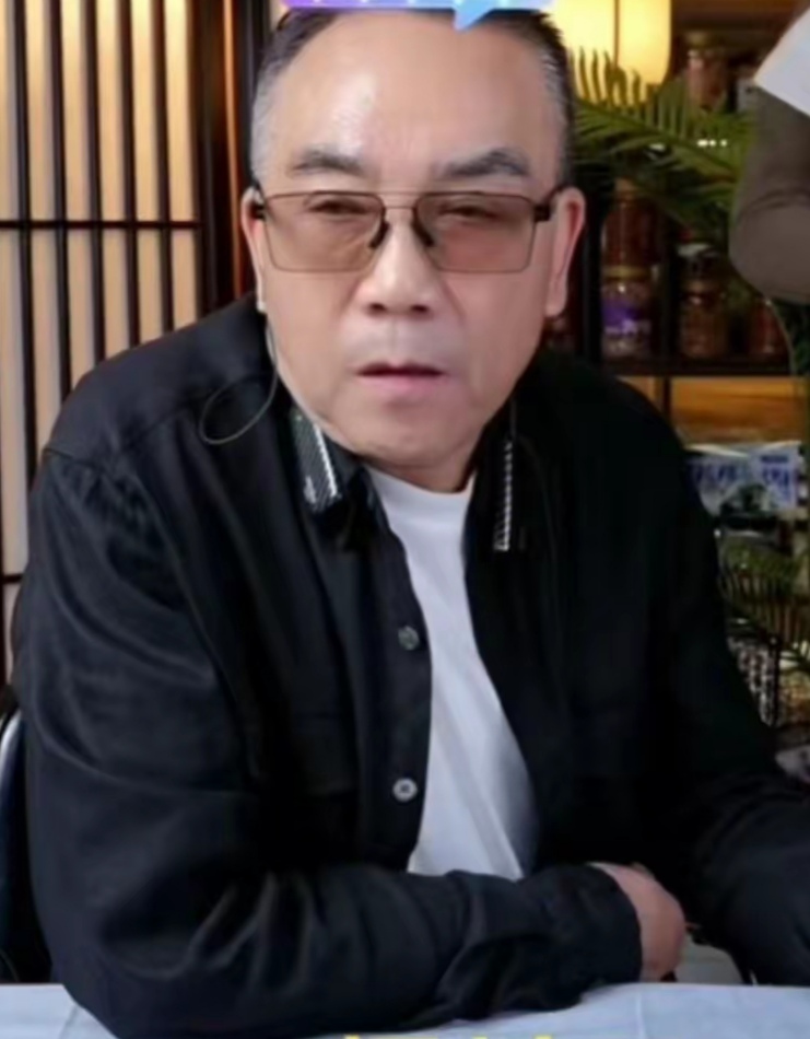 杨议在直播间里说:有人说我不要脸,为了挣钱不择手段