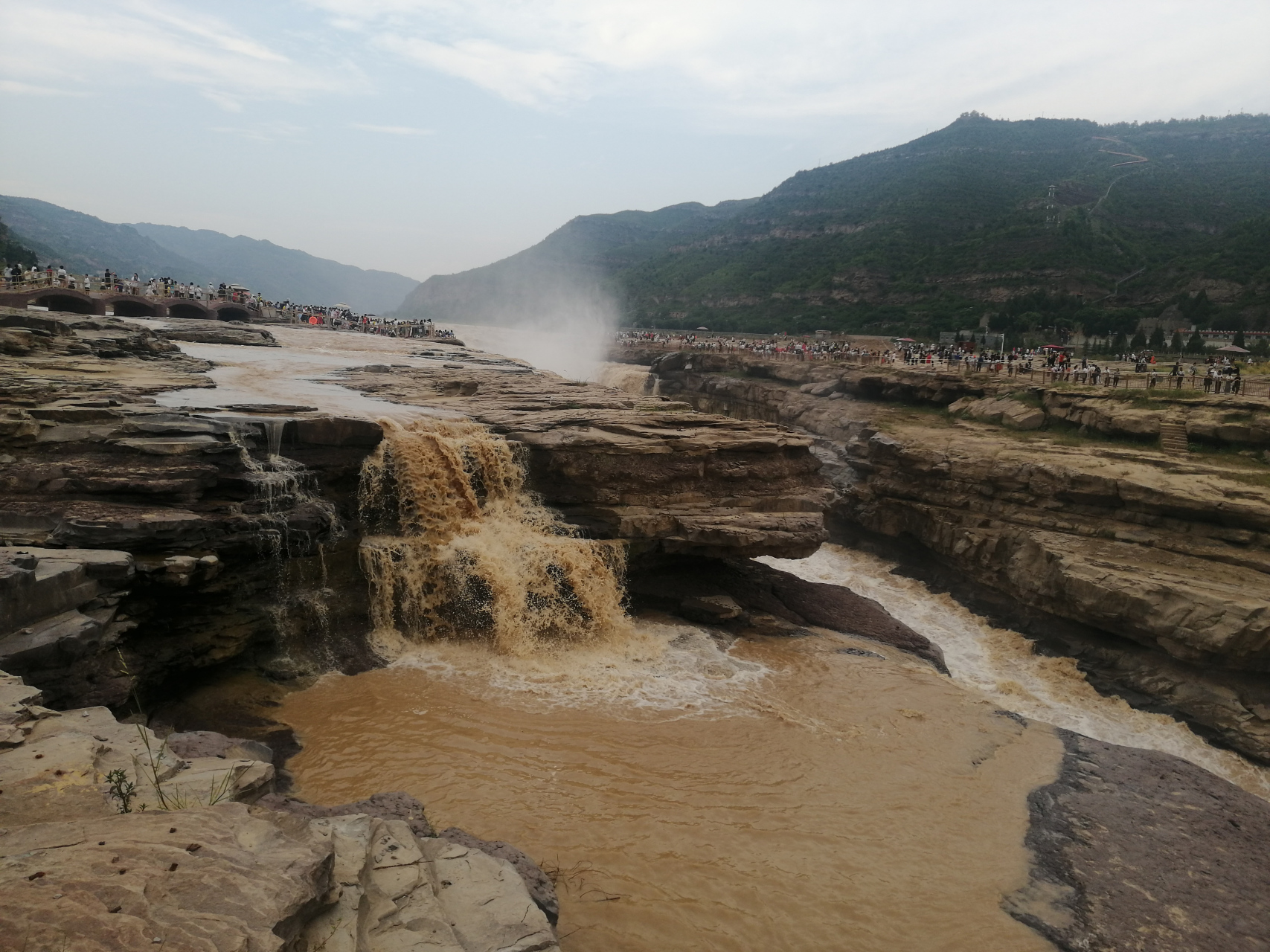 源出星宿奔渤海,一壶收尽九曲浪. 飒飒狂风灌耳畔,滚滚墨云震心房.
