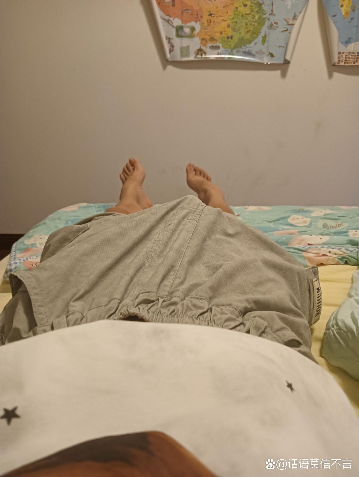 躺在床上,脚丫子翘起来,真舒服