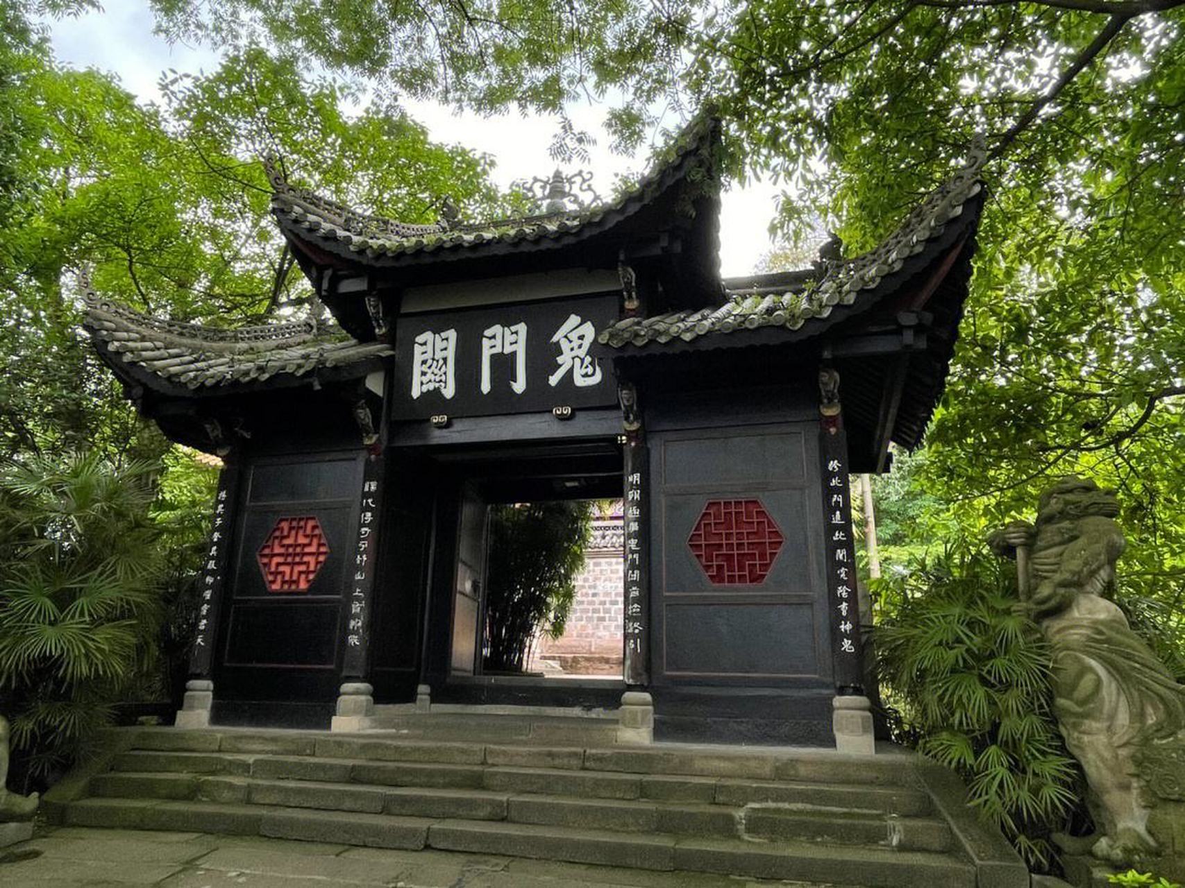 重庆顺江而下,丰都为三峡第一站,丰都鬼城名山包括丰都名山,鬼国神宫