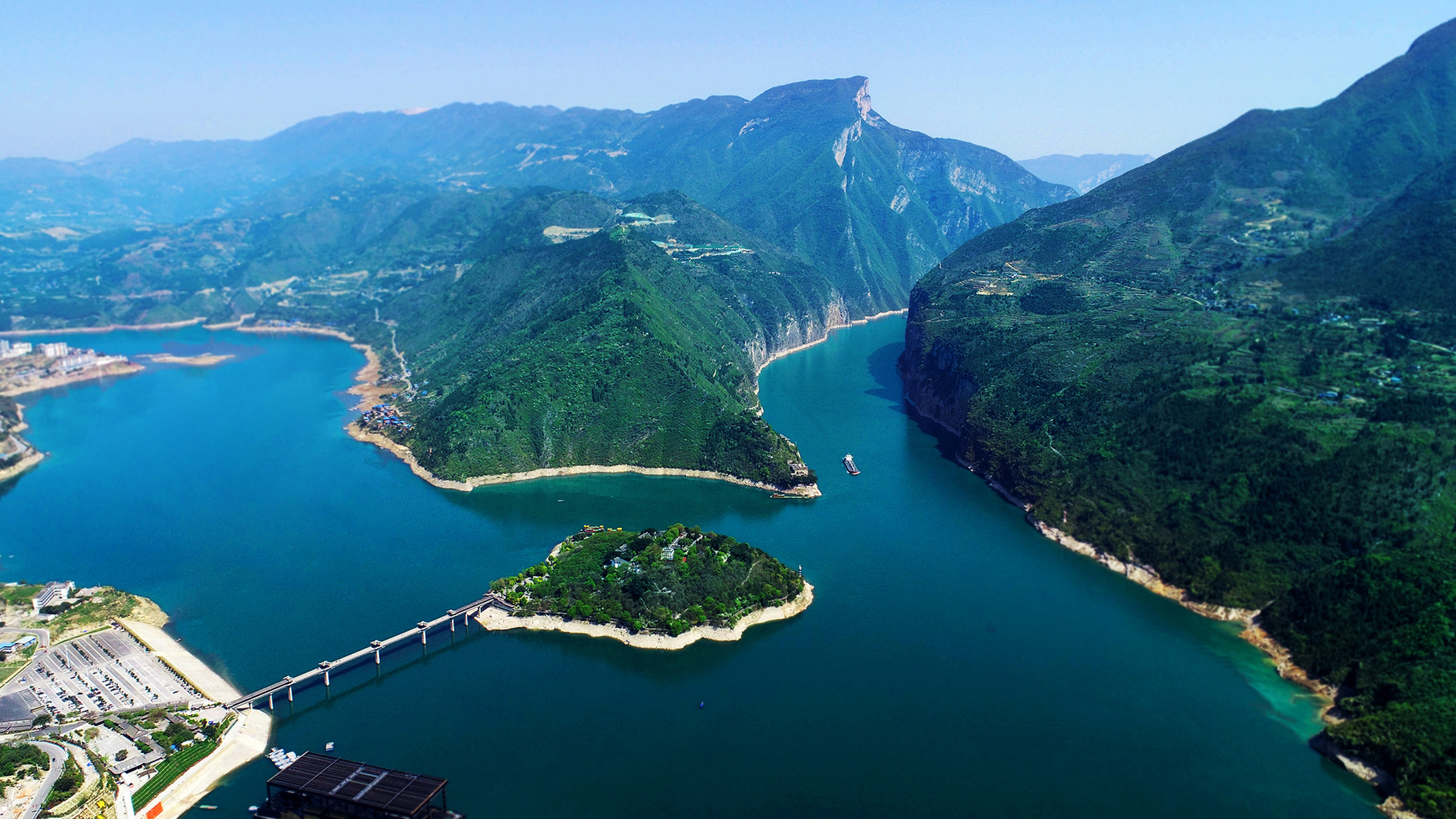 瞿塘峡,西起奉节白帝城,东至巫山,川鄂湘黔隆褶带,南大巴山拗褶带和川
