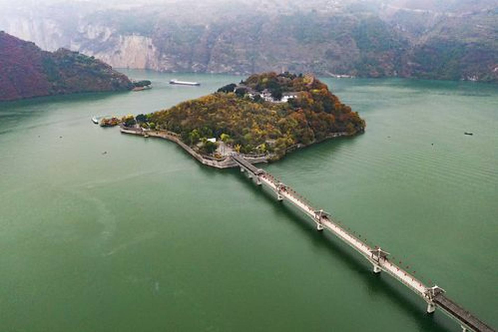 位于重庆市奉节县白帝镇白帝村1号社,地处瞿塘峡口长江北岸,白帝山上