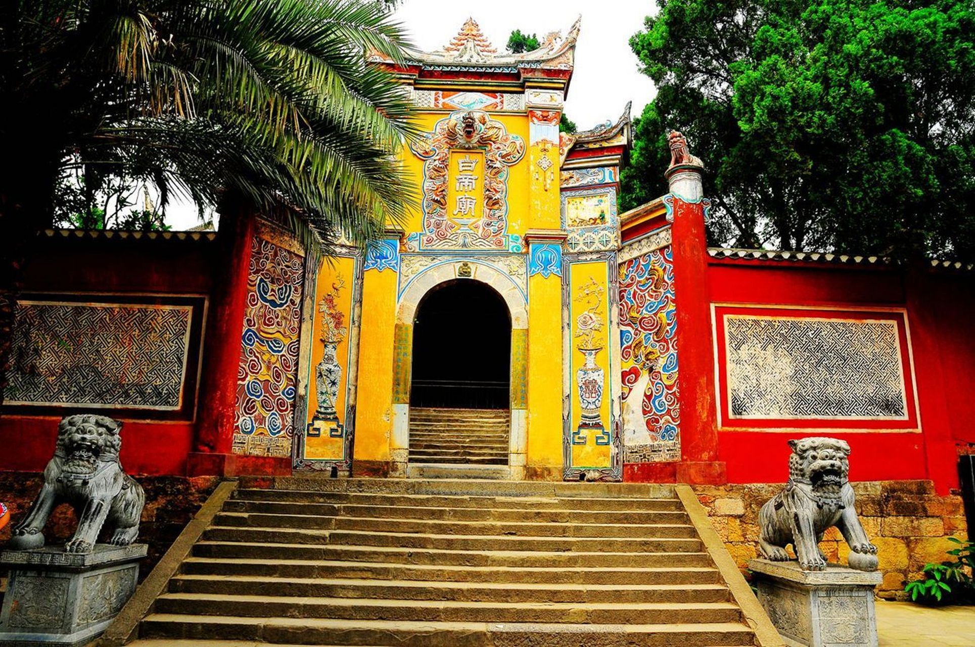 白帝城,位于重庆市奉节县白帝镇白帝村1号社,地处瞿塘峡口长江北岸