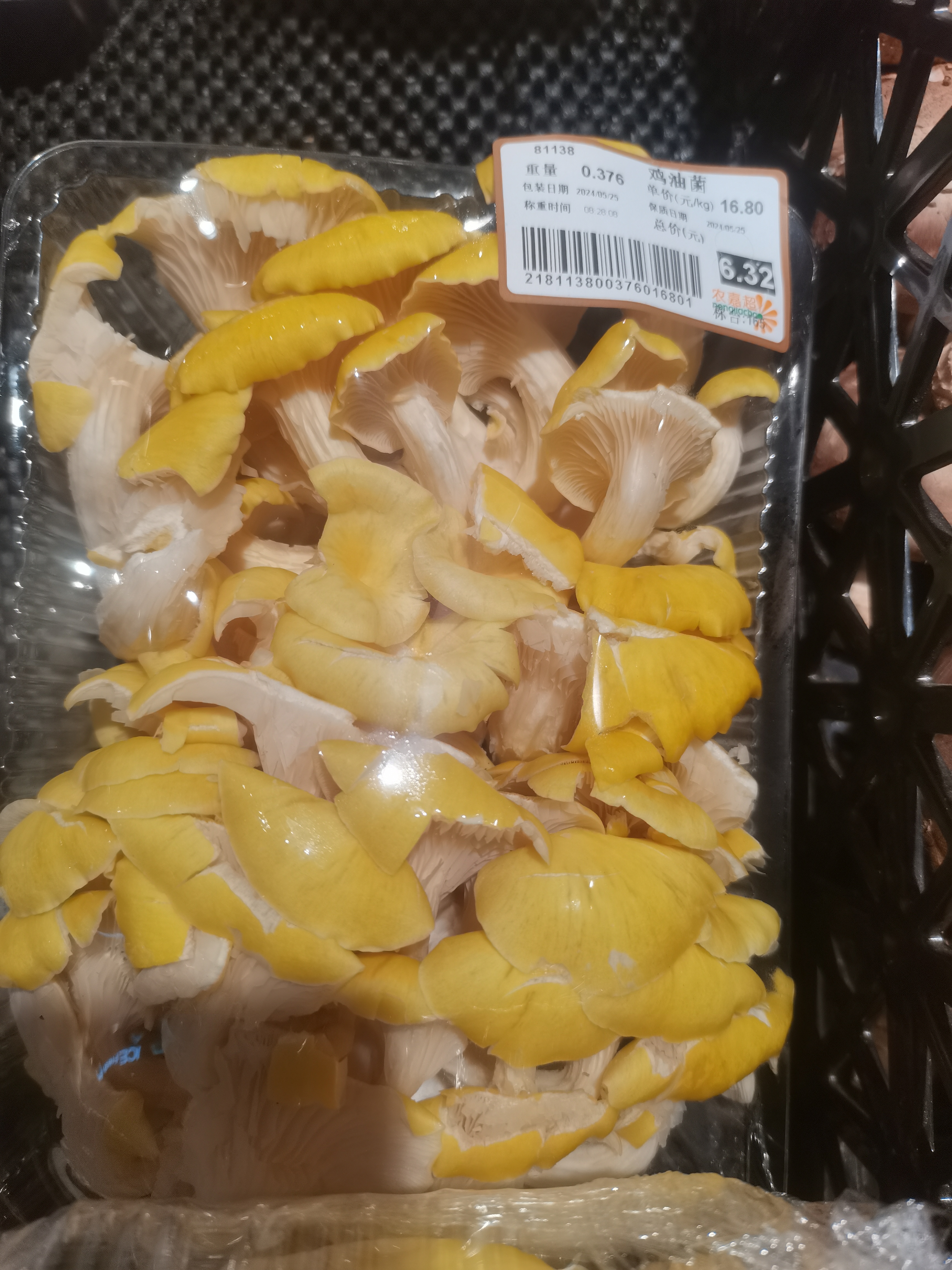 悟# 背景虽然模糊,但完全不影响我对这薪 平菇黄平菇图片蘑菇放塑料