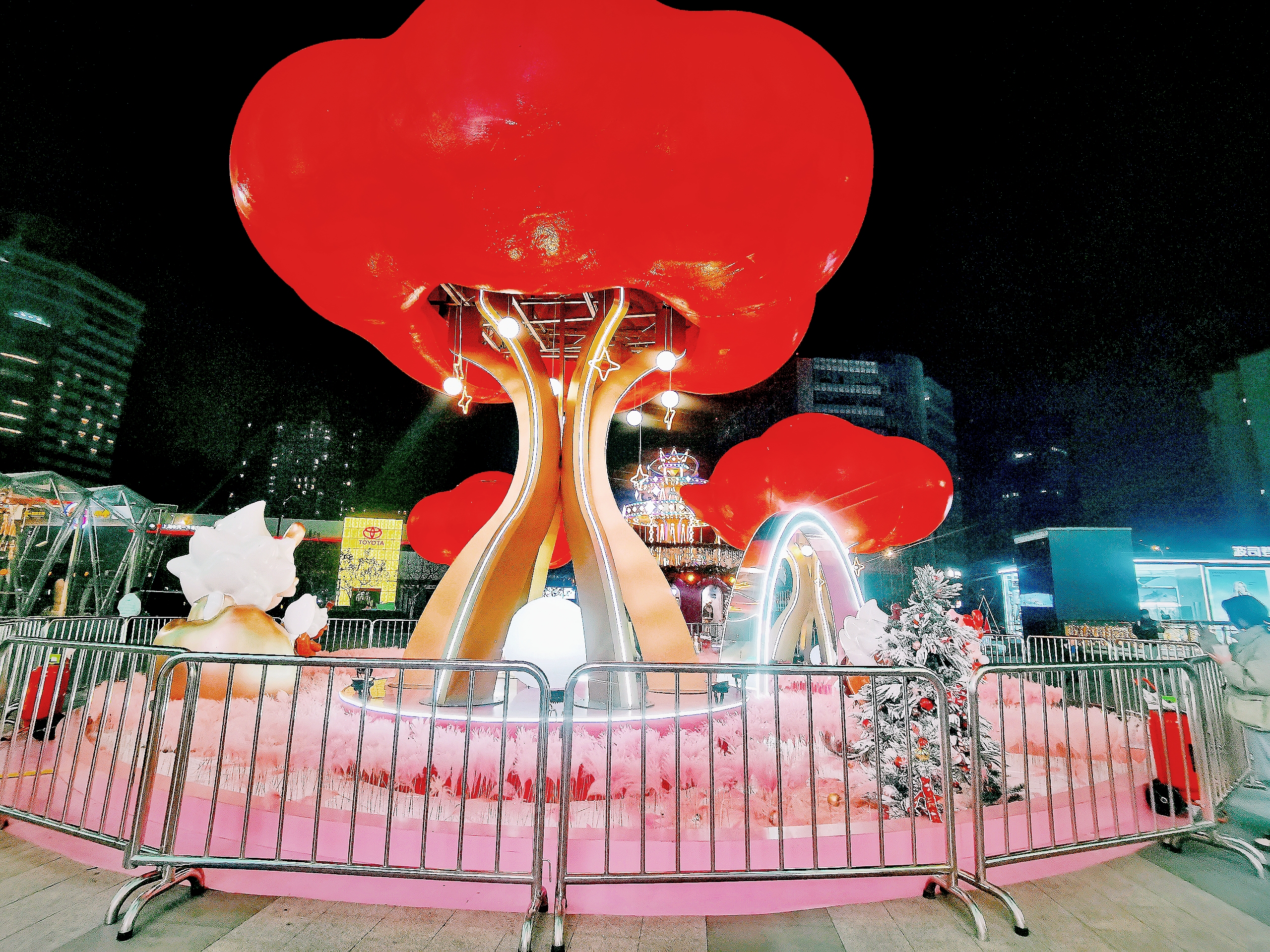 来上海月星环球港,夜景很美,在这繁华的都市里,仿佛在诉说着冬日的