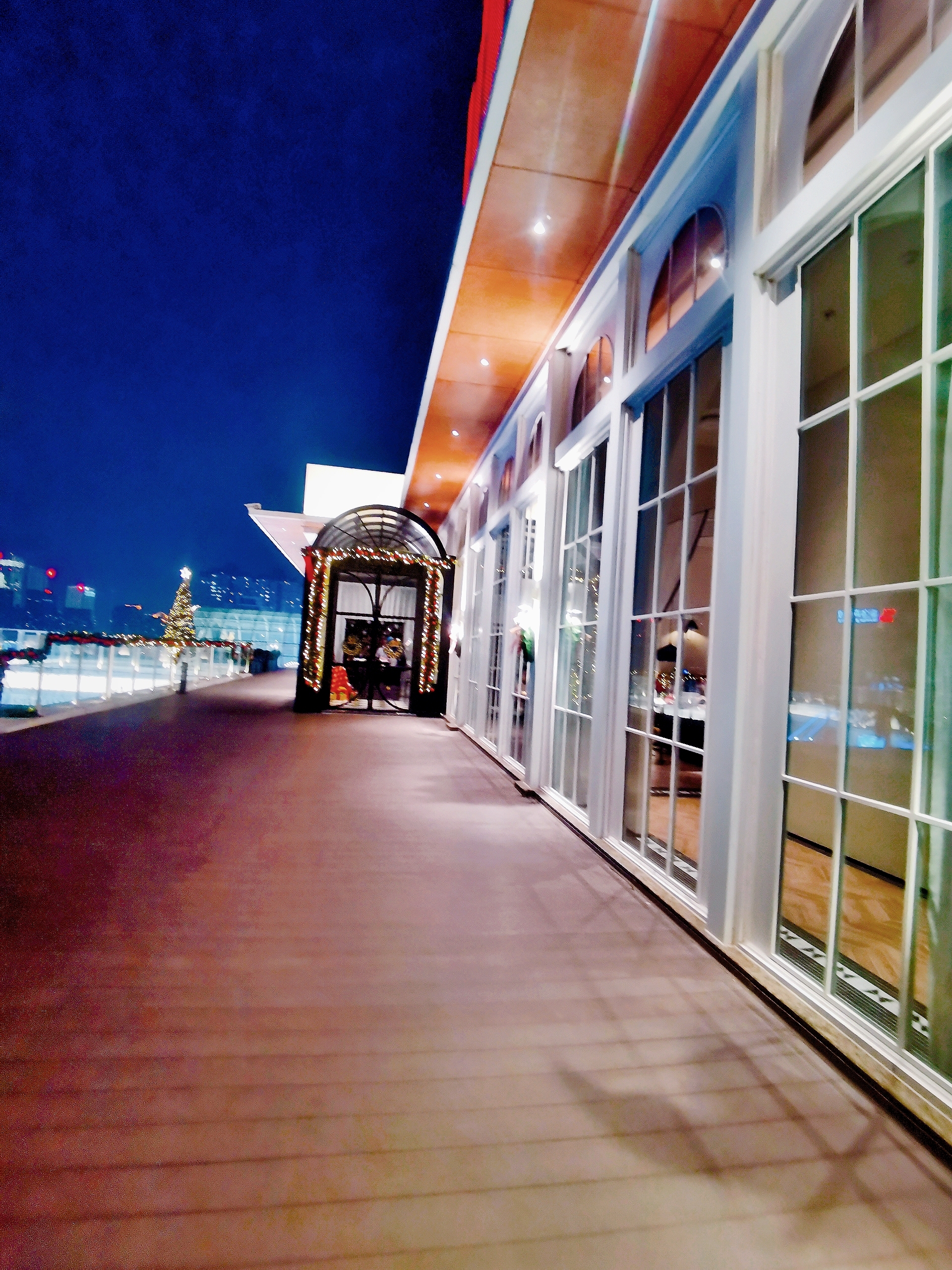 来上海月星环球港,夜景很美,在这繁华的都市里,仿佛在诉说着冬日的