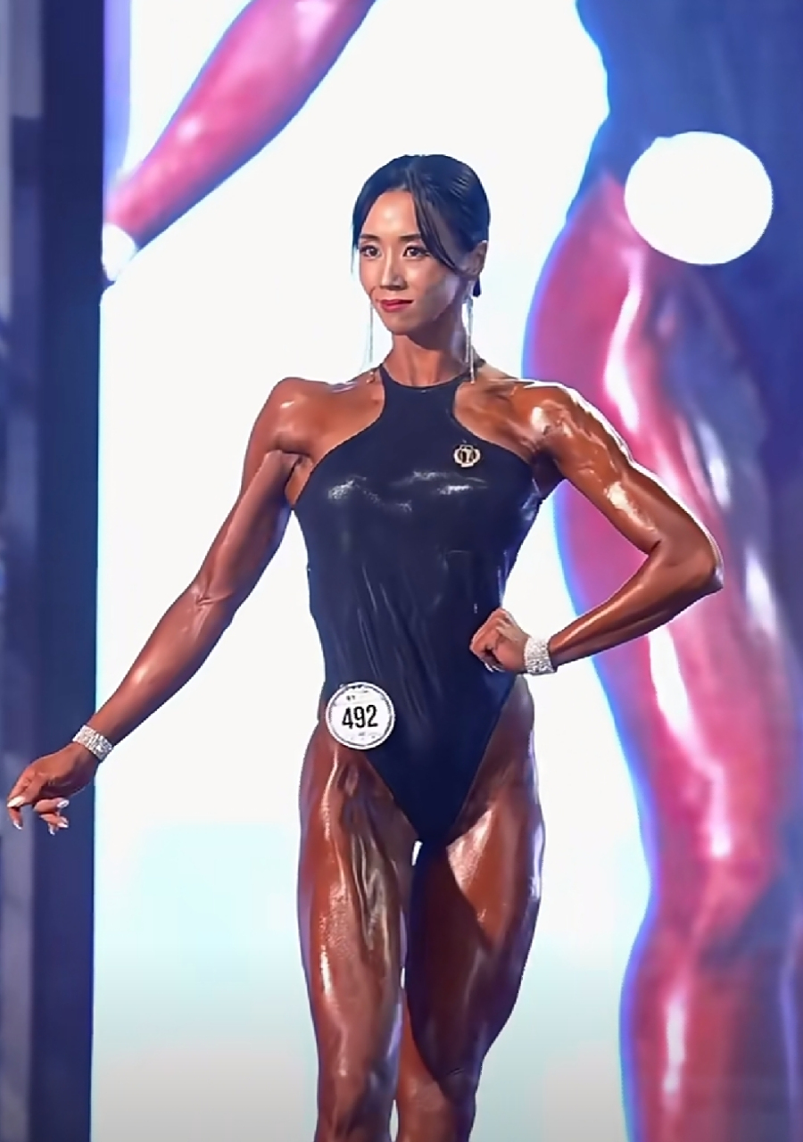 韩国健美比赛的小姐姐,现实版的金刚芭比!全身都是流畅的线状肌肉哇!