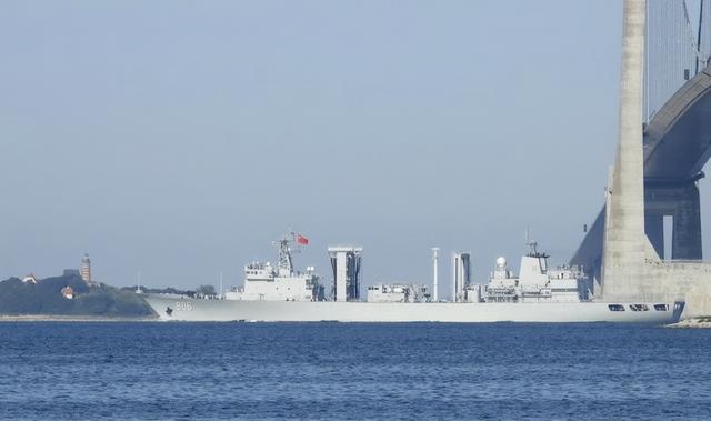 解放军海军舰艇编队穿过整个北约的后院,绕过了大半个欧洲,在西方的