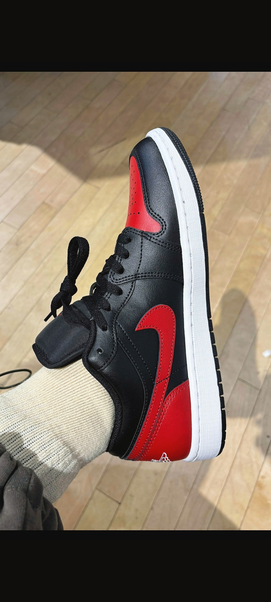 aj1低帮真香了 趁着618活动,今天刚上脚这双aj1低帮,黑红配色绝了!