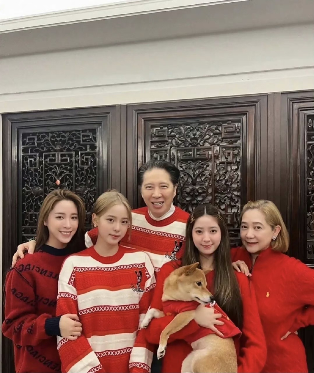 欧阳家的三姐妹欧阳妮妮和欧阳娣娣长得像爸爸欧阳龙,而老二欧阳娜娜