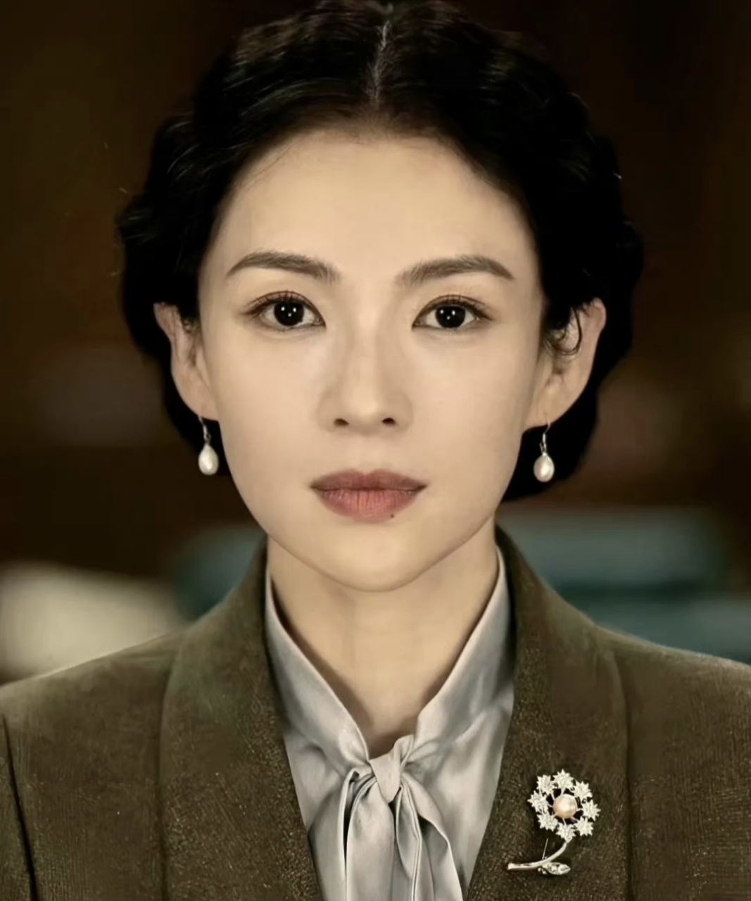 章子怡满脸的故事感,她无需过多的表情,只要眼神准备到位,妥妥的一张