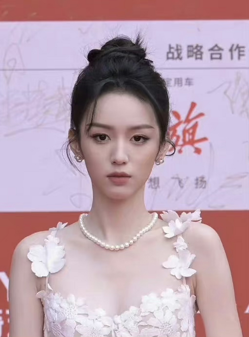 到底是谁说周也张婧仪长得像的?一对比发现完全不像