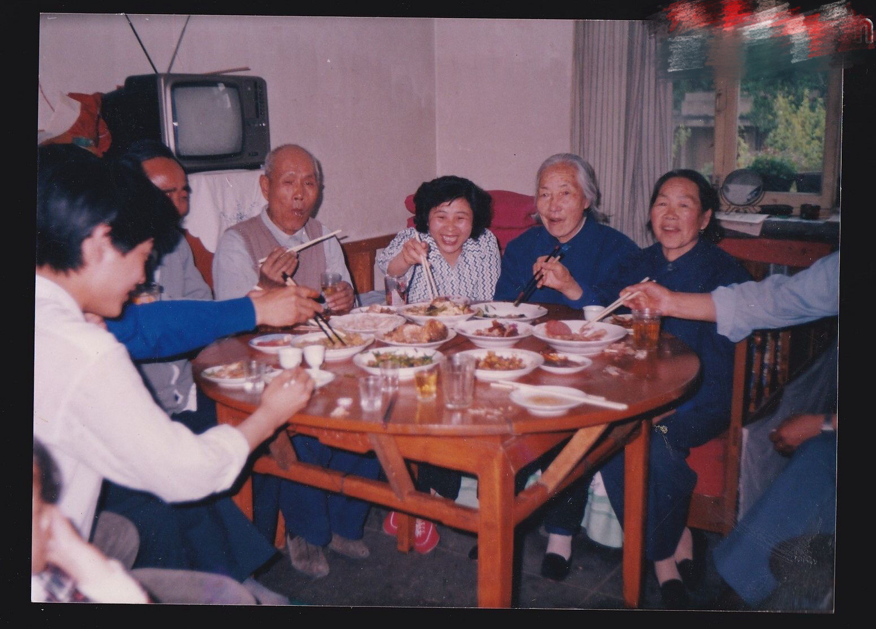 80年代这桌子饭菜,算富裕水平吗?