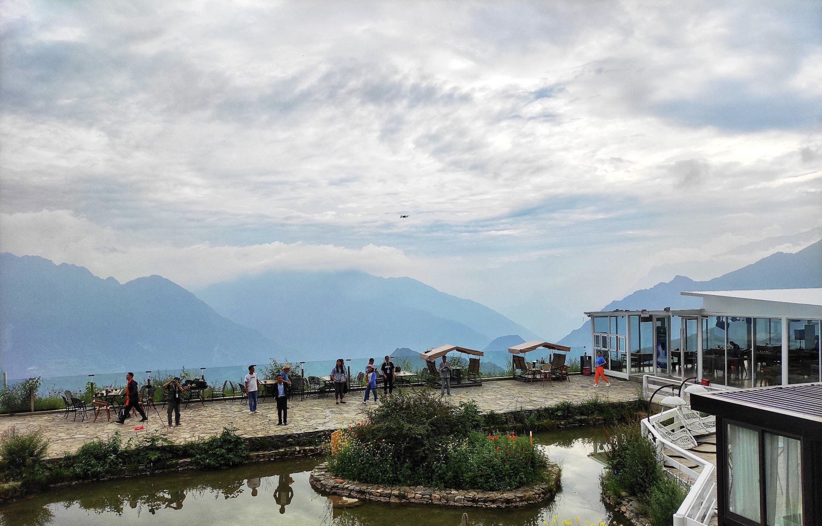 浮云牧场山路环绕图片图片