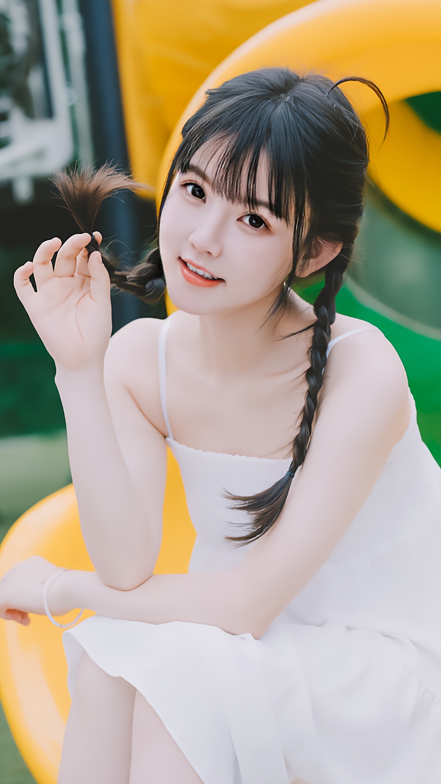 出她的清纯气质,背景中的黄色滑梯增添了几分童趣#日常穿搭# #饭思思