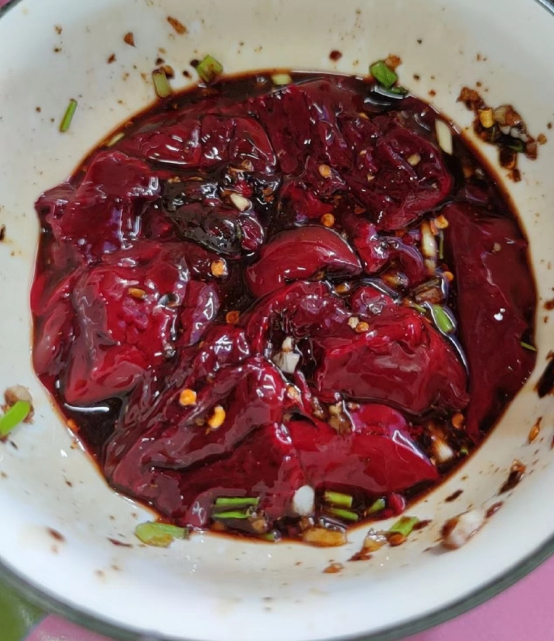 朋友说这是她家乡的特色美食——凉拌猪血,这真的能吃吗?