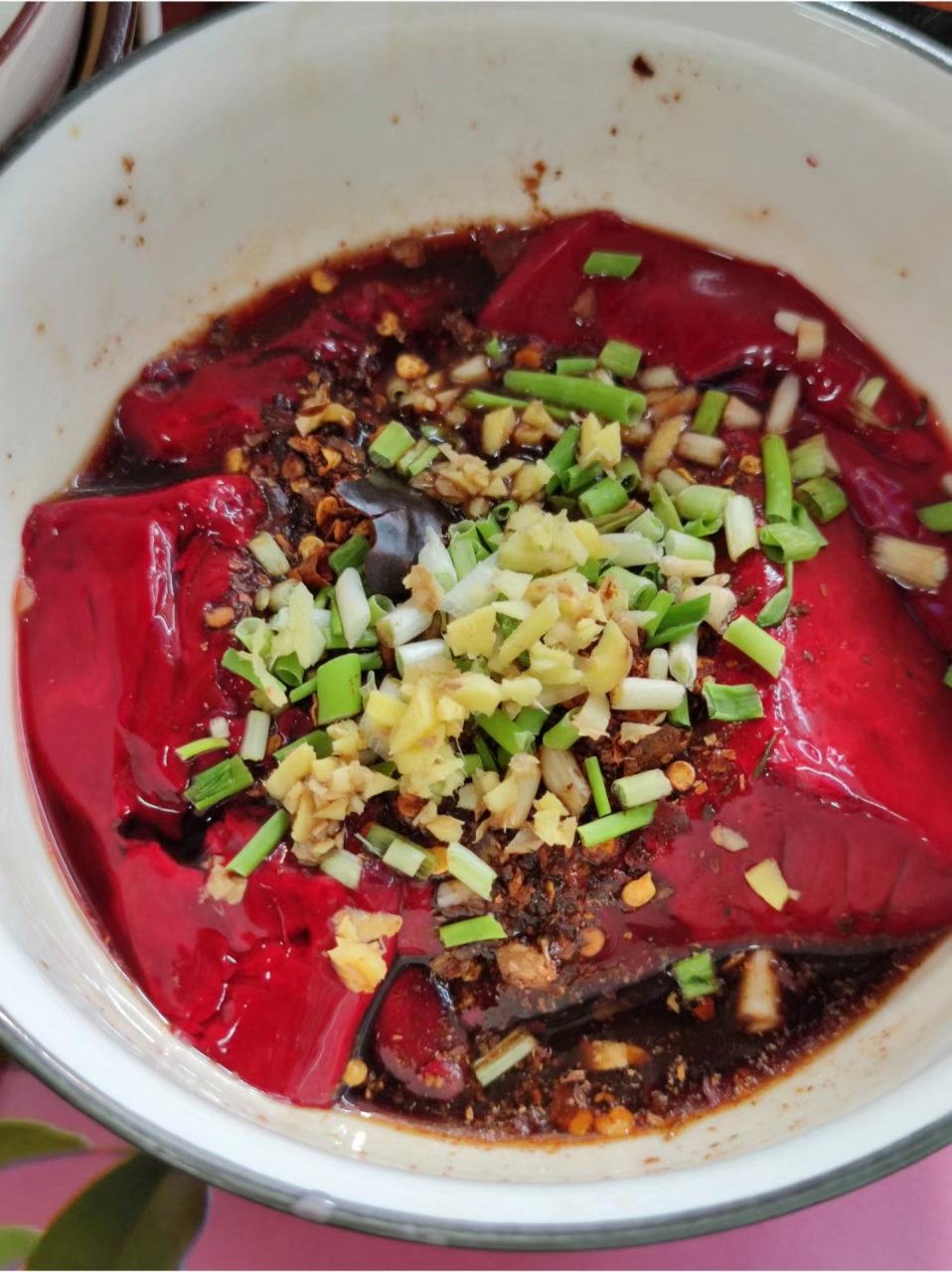 朋友说这是她家乡的特色美食——凉拌猪血,这真的能吃吗?