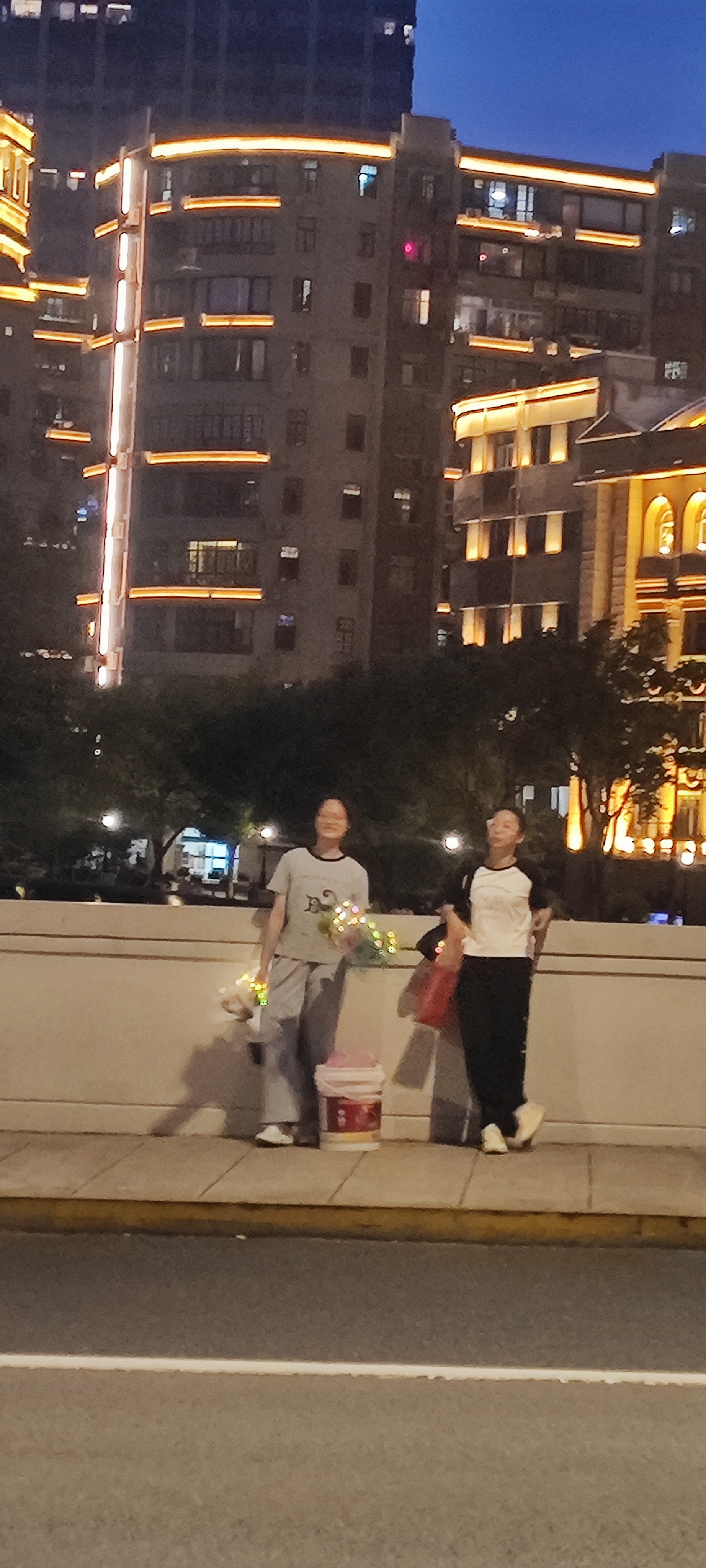 "七夕夜,上海街头偶遇两位卖花的姑娘,笑容如花般灿烂.