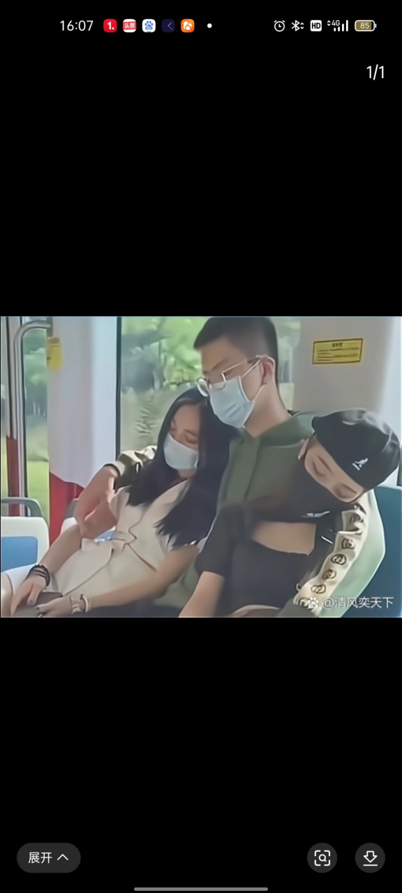 一男, 俩女, 左拥右抱. 一哥, 俩妹, 齐人之福. 为何如此安静?